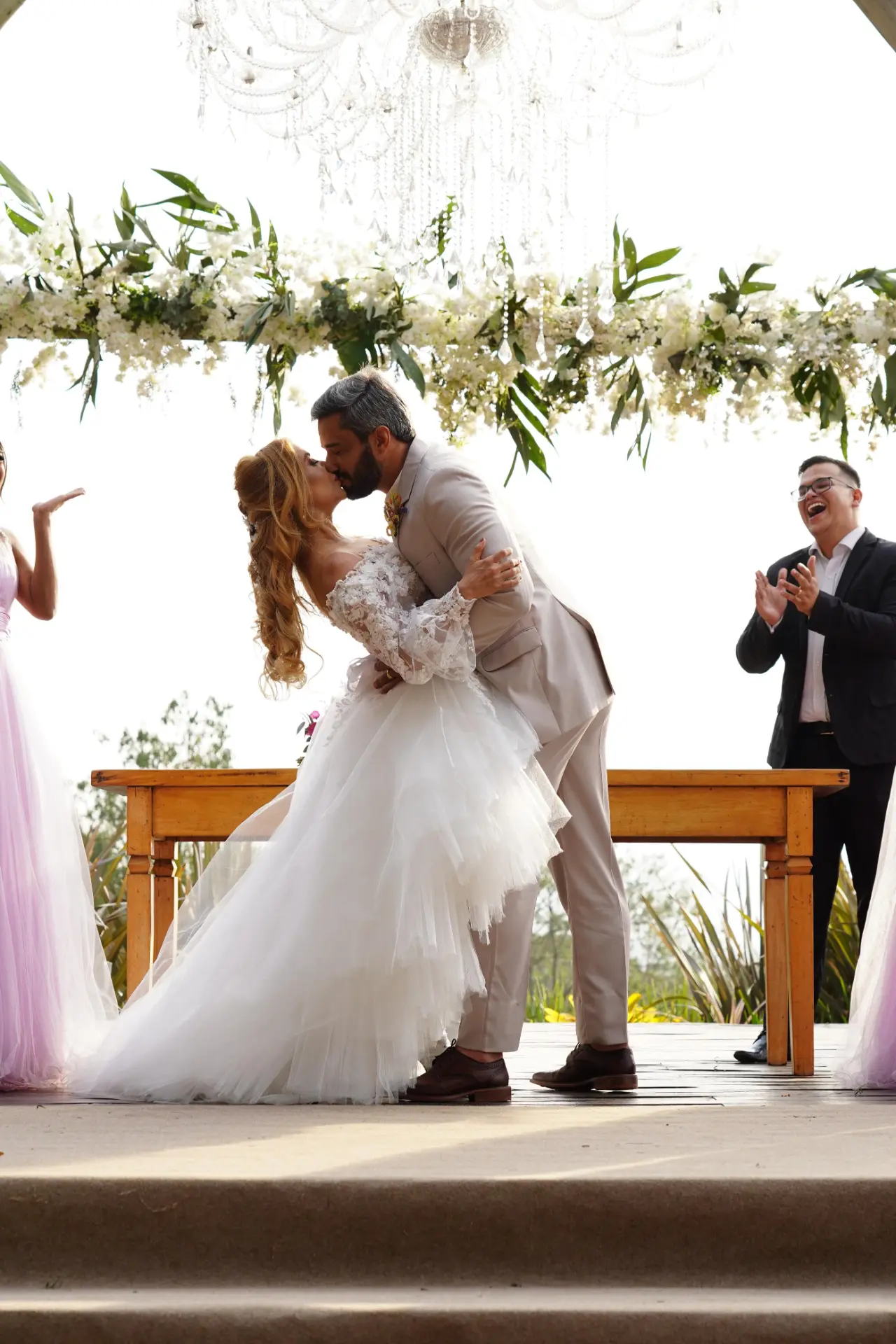 Marco Aurélio oficiando cerimônia de casamento ao ar livre