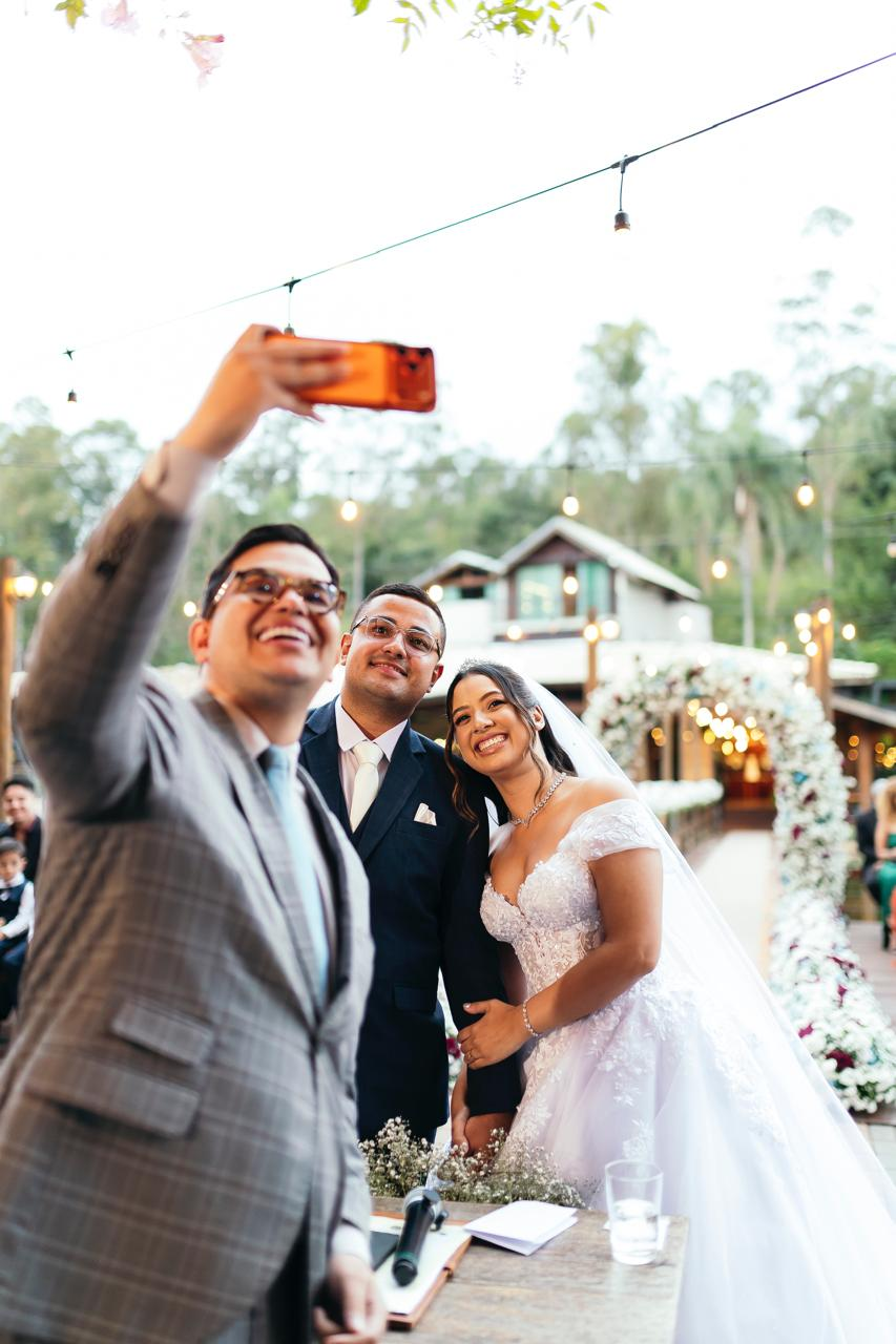 Selfie do celebrante com os noivos