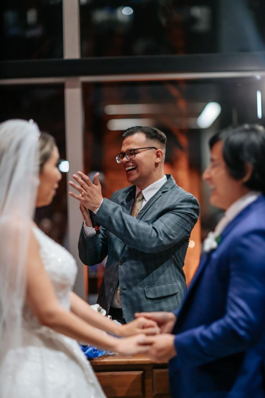 Marco Aurélio Nogueira celebrando com emoção durante uma cerimônia de casamento