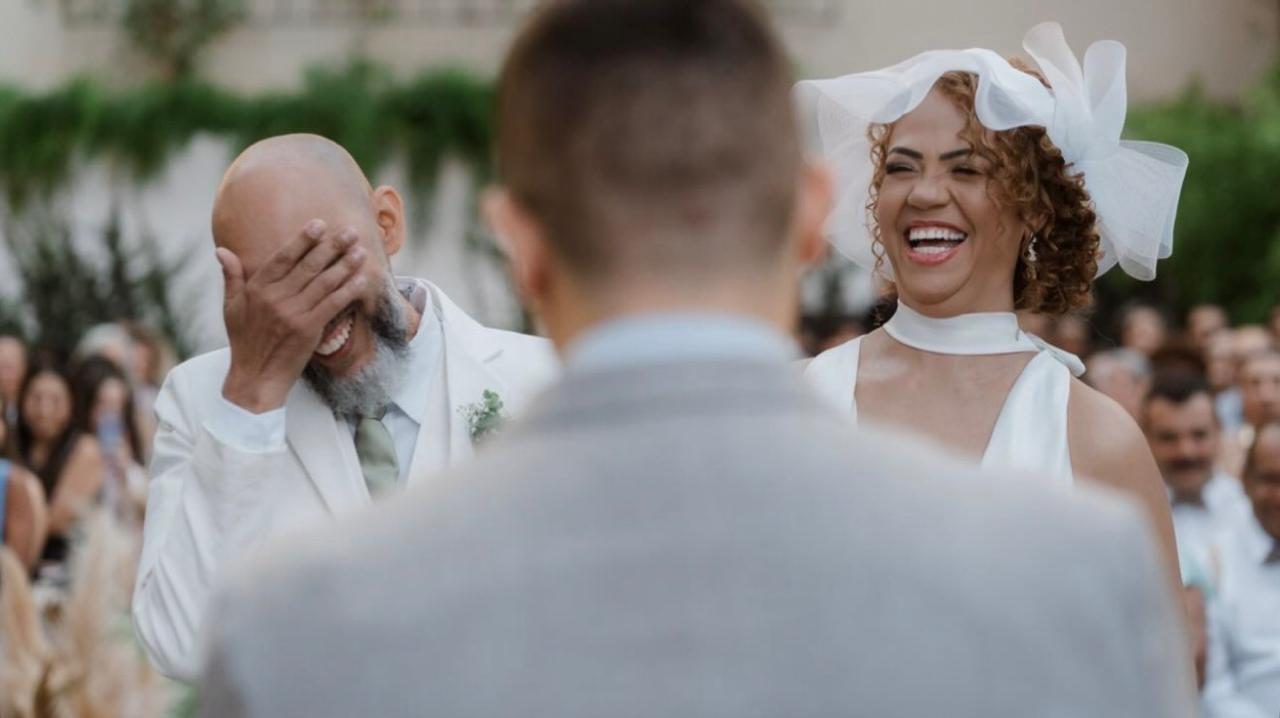 Casal emocionado durante cerimônia de casamento